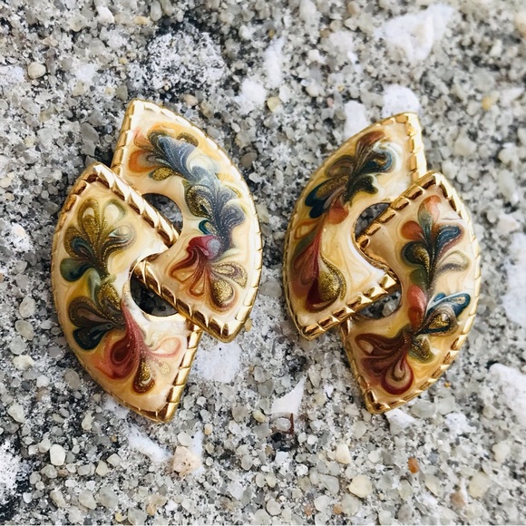 Vintage 80’s Gold Tone Cream And Green Enameled Artsy Post 1.5 in Earrings - Picture 4 of 16